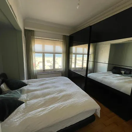 Uniek Op De Zeedijk Met Parking * Ostend