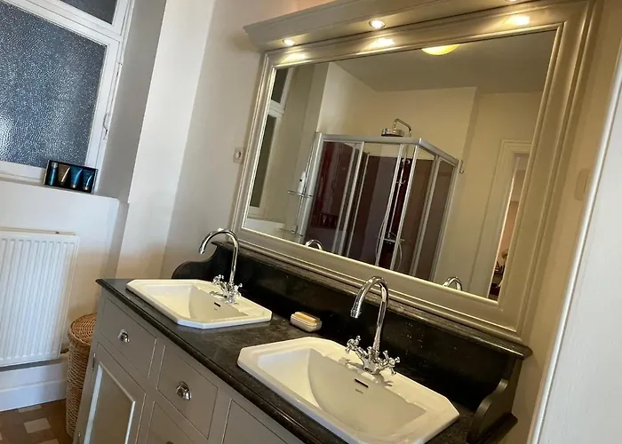 Apartment Uniek Op De Zeedijk Met Parking Ostend