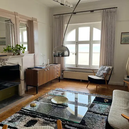 Appartement Uniek Op De Zeedijk Met Parking Ostende